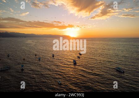 Coucher de soleil horizontal idyllique vue d'une vue aérienne près de Los Muertos Beach Pier dans le ciel. Banque D'Images