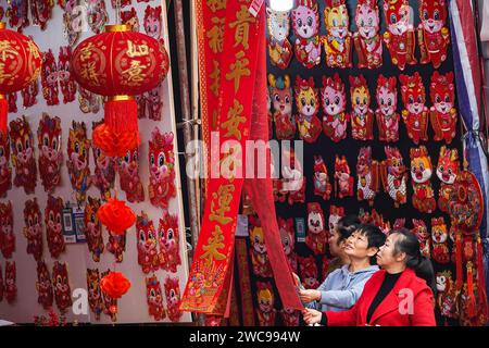 Pékin, la région autonome de Guangxi Zhuang en Chine. 14 janvier 2024. Les citoyens achètent des couplets sur un marché de Nanning, dans la région autonome de Guangxi Zhuang, dans le sud de la Chine, le 14 janvier 2024. Crédit : Yu Xiangquan/Xinhua/Alamy Live News Banque D'Images