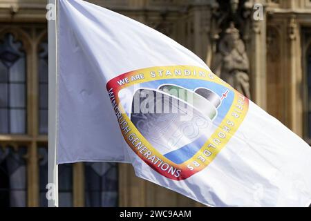 Photo de dossier datée du 22/6/2023 du drapeau Windrush flotte aux chambres du Parlement, Westminster, Londres. Le système d'indemnisation "lamentable" des victimes du scandale Windrush doit progresser plus rapidement dans un contexte de retards "inacceptables" dans les paiements, selon une campagne soutenue par la baronne Doreen Lawrence et Annie Lennox. La campagne Justice4Windrush demande une "indemnisation complète et rapide" des victimes, à l'approche du cinquième anniversaire du programme lancé en avril 2019. Date d'émission : lundi 15 janvier 2024. Banque D'Images