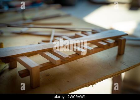 Petites pièces en bois pour l'artisanat fait main dans un atelier de menuiserie, gros plan Banque D'Images