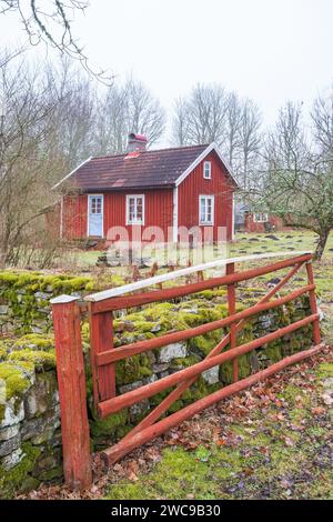 Petit cottage rouge à la campagne Banque D'Images