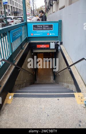 L'entrée du New York Transit Museum, situé dans la ville animée de New York, aux États-Unis Banque D'Images