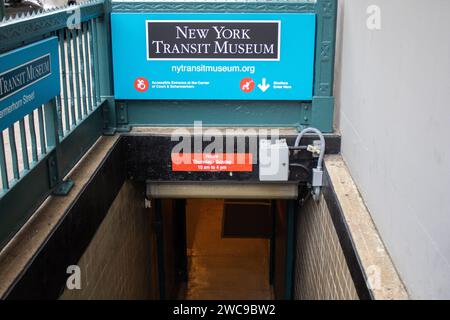 L'entrée du New York Transit Museum, situé dans la ville animée de New York, aux États-Unis Banque D'Images