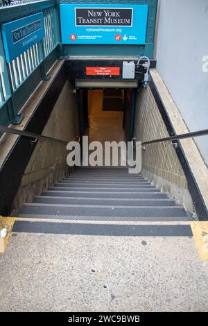 L'entrée du New York Transit Museum, situé dans la ville animée de New York, aux États-Unis Banque D'Images