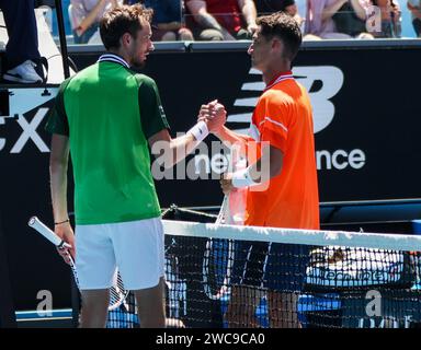 Melbourne, Australie. 15 janvier 2024. Daniil Medvedev, de Russie (à gauche), accueille Terence Atmane, de France, après leur match de 1e tour en simple masculin au tournoi de tennis Open d'Australie à Melbourne, en Australie, le 15 janvier 2024. Crédit : Hu Jingchen/Xinhua/Alamy Live News Banque D'Images