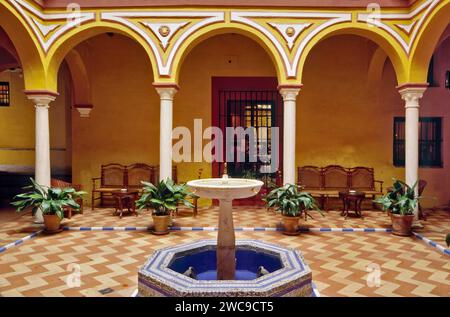 Patio à l'Hôtel Las Casas de la Juderia dans le quartier Santa Cruz à Séville, Andalousie, Espagne Banque D'Images