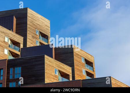 Architecture impressionnante sur un bloc d'appartements à Granary Wharf dans le centre de Leeds, Angleterre. Prise sur une journée ensoleillée avec un ciel bleu et quelques nuages. Banque D'Images