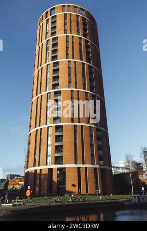 Candle House à Granary Wharf dans le centre de Leeds dans le Yorkshire. Prise un matin ensoleillé avec ciel bleu et soleil éclatant. Vue portrait des appartements. Banque D'Images