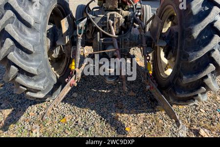 La prise de force ou l'arbre de PDF sur un vieux tracteur agricole Banque D'Images