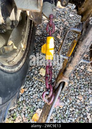 Stabilisateur de chaîne de tracteur fixé à l'arrière d'un tracteur. Banque D'Images