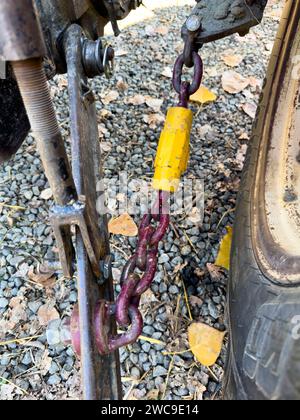 Gros plan du stabilisateur de chaîne de retenue du tracteur Banque D'Images