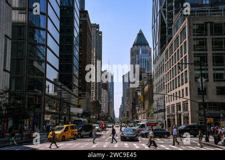 Circulation et piétons traversant la 8e Avenue de Manhattan un jour d'été - New York City, USA Banque D'Images