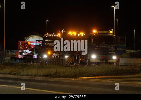 Hirwaun Power, Drax, transporte un véhicule lourd de 700 tonnes avec une escorte policière sur l'A456 près de Llanelli Hill dans le cadre des travaux de construction d'une nouvelle centrale électrique au gaz, la centrale électrique, une fois opérationnelle, peut fonctionner jusqu'à un maximum de 1 500 heures dans une année donnée. Il servira de support à d'autres sources d'électricité, notamment des éoliennes et des parcs solaires tributaires des conditions météorologiques, Llanelli Hill, Royaume-Uni, 15 janvier 2024 lien vers Hirwaun Power ; https://www.drax.com/about-us/our-projects/hirwaun-power/#frequently-asked-questions-faqs (photo Thomas Winstone/News Images) Banque D'Images