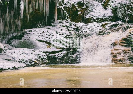 Cascade dans la forêt sur Rufabgo creek à Adygea sur un matin d'hiver glacial Banque D'Images