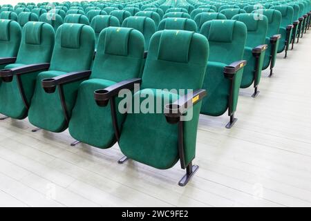 rangées de chaises vertes dans l'auditorium d'un cinéma ou d'un théâtre Banque D'Images