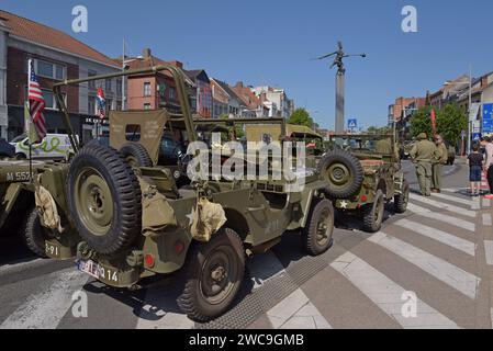 Les reacteurs des forces de l'armée américaine de la Seconde Guerre mondiale avec des véhicules à la commémoration de Railways to Liberty WW2, Eeklo, Flander, Belgique, mai 2023 Banque D'Images