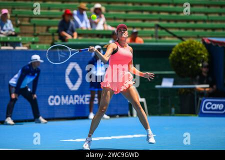 Melbourne, Australie. 12 janvier 2024. Danielle Collins, des États-Unis, joue contre Mirra Andreeva (non photographiée) lors du troisième match du jour 3 du tournoi de tennis Care Wellness Kooyong Classic au Kooyong Lawn tennis Club. Andreeva a marqué une victoire sur Collins, 7(7)-6(5), 6-1. Crédit : SOPA Images Limited/Alamy Live News Banque D'Images