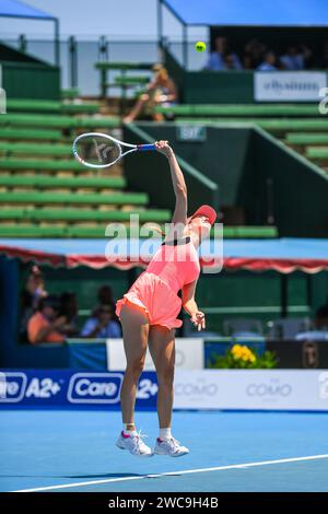 Danielle Collins, des États-Unis, joue contre Mirra Andreeva (non photographiée) lors du troisième match du jour 3 du tournoi de tennis Care Wellness Kooyong Classic au Kooyong Lawn tennis Club. Andreeva a marqué une victoire sur Collins, 7(7)-6(5), 6-1. (Photo Alexander Bogatyrev / SOPA Images/Sipa USA) Banque D'Images