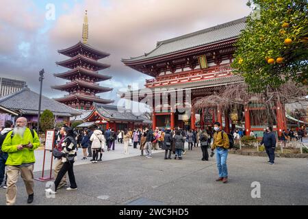 Tokyo, Japon, janvier 2024. Foule de croyants et de touristes au temple bouddhiste Sensō-ji dans le centre-ville Banque D'Images