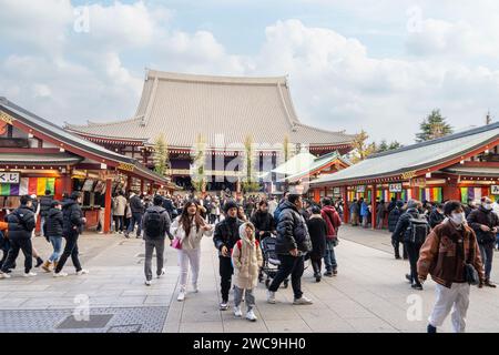 Tokyo, Japon, janvier 2024. Foule de croyants et de touristes au temple bouddhiste Sensō-ji dans le centre-ville Banque D'Images