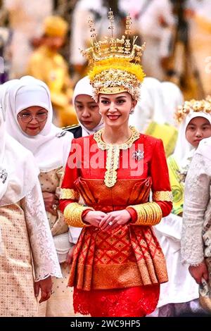 Bandar Seri Begawan, Brunei. 15 janvier 2024. La cérémonie de «Berbedak», ou la «cérémonie de poudrage» au cours de laquelle le marié et la future mariée sont bénis par les membres de la famille royale qui appliquent une pâte en poudre sur leurs mains, le 4e jour du mariage royal de Brunei, du prince Abdul Mateen de Brunei et d'Anisha Rosnah, le 11 janvier, 2024 à Bandar Seri Begawan, Brunei. Photo Balkis Press/ABACAPRESS.COM crédit : Abaca Press/Alamy Live News Banque D'Images