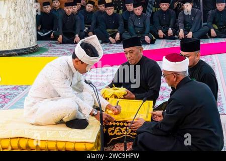 Bandar Seri Begawan, Brunei. 15 janvier 2024. La cérémonie « Akad Nikah », au cours de laquelle le marié promet d'accepter la main de la mariée devant des témoins et des religieux religieux, dans le cadre du mariage royal de Brunei, du prince Abdul Mateen de Brunei et d'Anisha Rosnah, le 11 janvier 2024 à Bandar Seri Begawan, Brunei. Photo Balkis Press/ABACAPRESS.COM crédit : Abaca Press/Alamy Live News Banque D'Images