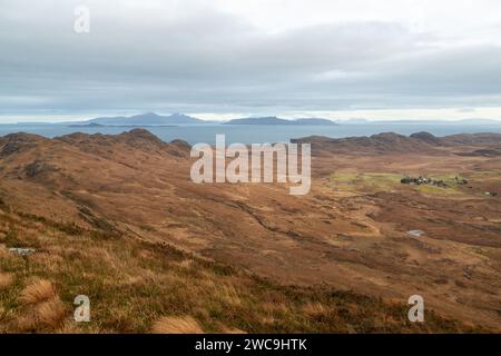 Regardant vers Achnaha, un village isolé dans la péninsule Ardnamurchan avec les îles de Rum et Eigg en arrière-plan. Banque D'Images