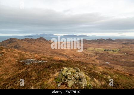 Regardant vers Achnaha, un village isolé dans la péninsule Ardnamurchan avec les îles de Rum et Eigg en arrière-plan. Banque D'Images