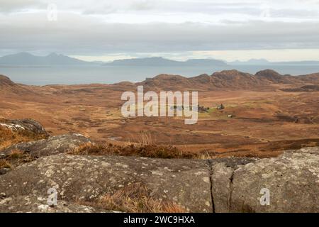 Regardant vers Achnaha, un village isolé dans la péninsule Ardnamurchan avec les îles de Rum et Eigg en arrière-plan. Banque D'Images