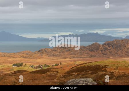 Regardant vers Achnaha, un village isolé dans la péninsule Ardnamurchan avec les îles de Rum et Eigg en arrière-plan. Banque D'Images