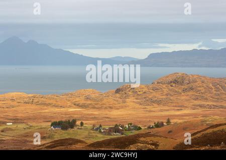 Regardant vers Achnaha, un village isolé dans la péninsule Ardnamurchan avec les îles de Rum et Eigg en arrière-plan. Banque D'Images