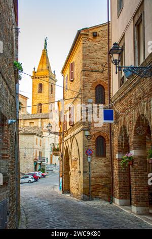 Ripatransone, beau village dans les Marches, Italie, paysage urbain avec tour Banque D'Images