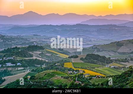 Paysage en Italie au crépuscule, région des Marches, province d'Ascoli Piceno, coucher de soleil du village de Ripatransone Banque D'Images