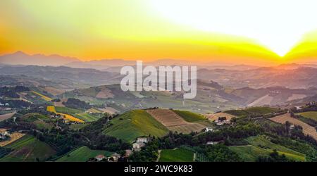 Paysage en Italie au crépuscule, région des Marches, province d'Ascoli Piceno, coucher de soleil du village de Ripatransone Banque D'Images