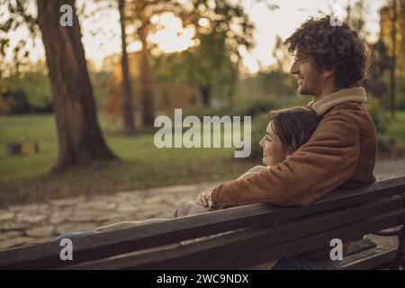 Heureux couple aimant profiter de leur temps ensemble dans le parc. Banque D'Images