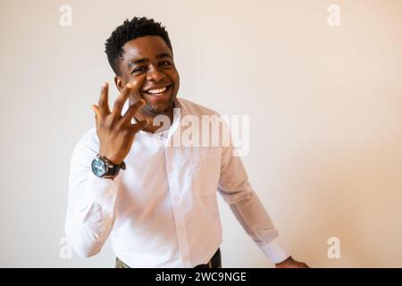 Portrait d'homme heureux et excité. Copiez l'espace sur l'image pour votre texte ou publicité. Banque D'Images