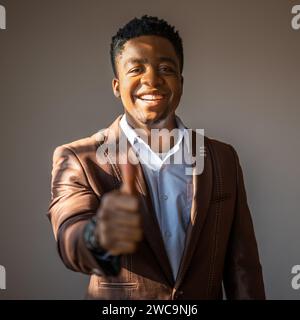 Portrait d'homme d'affaires heureux qui sourit et montre les pouces vers le haut. Banque D'Images