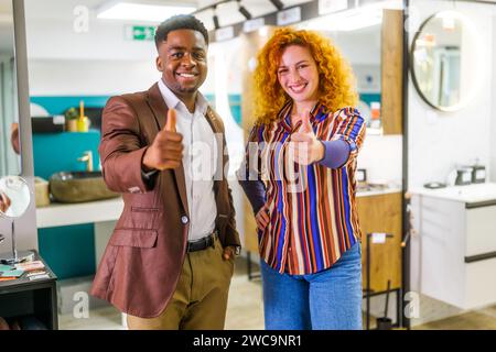 Portrait de jeune couple qui possède un petit magasin de bain d'affaires. L'homme et la femme travaillent en partenariat. Banque D'Images