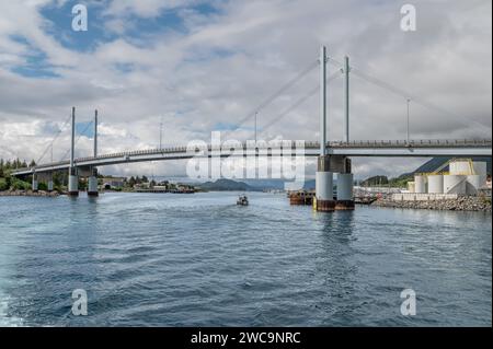 Le pont John O'Connell Bridge à haubans au-dessus du canal de Sitka, Sitka, Alaska Banque D'Images