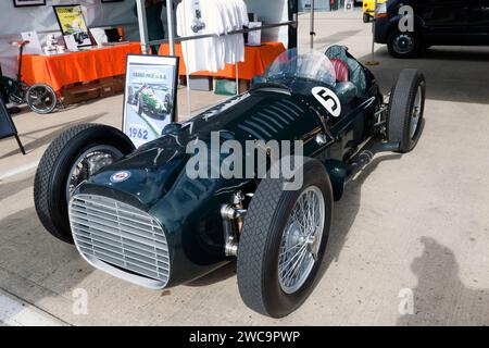 Une version complémentaire de la légendaire voiture de Formule 1 BRM V16 d'avant-guerre, en démonstration au Festival de Silverstone 2023. Banque D'Images