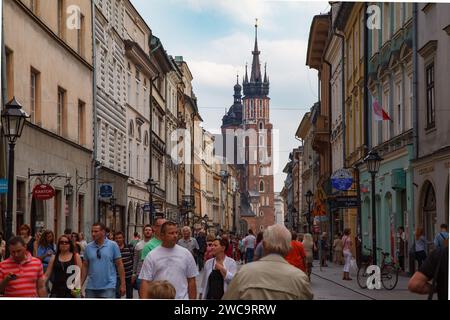 Les bâtiments historiques et la tour de la basilique Sainte-Marie dans la vieille ville de Cracovie, Pologne Banque D'Images