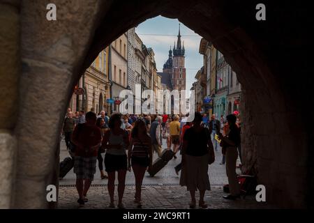 Les bâtiments historiques et la tour de la basilique Sainte-Marie dans la vieille ville de Cracovie, Pologne Banque D'Images