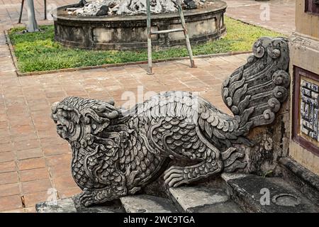 Sculpture de dragon en pierre finement sculptée ornant l'escalier au palais historique de la ville impériale de Hué, Vietnam Banque D'Images