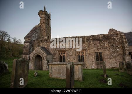 Ruine de l'église paroissiale St Martin dans le village médiéval déserté de Wharram Percy, North Yorkshire, Royaume-Uni Banque D'Images