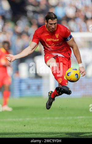 Le défenseur italien de Lecce Federico Baschirotto contrôle le ballon lors du match de football Serie A SS Lazio vs Lecce au stade Olimpico le 14 janvier 2024 à Rome. Banque D'Images