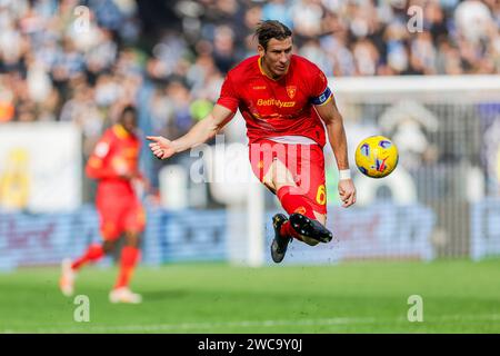 Le défenseur italien de Lecce Federico Baschirotto contrôle le ballon lors du match de football Serie A SS Lazio vs Lecce au stade Olimpico le 14 janvier 2024 à Rome. Banque D'Images