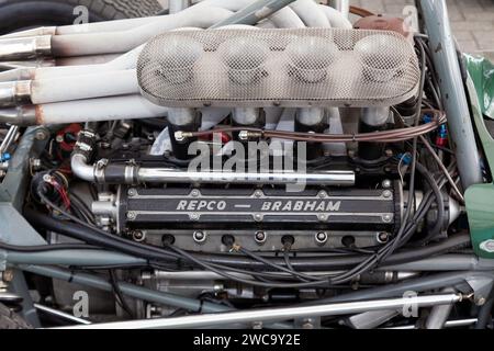 Vue rapprochée du moteur Repco 740, 2 994 cm³ V8 90° dans une Brabham BT24 Repco 1968, exposée dans l'International Paddock. Banque D'Images