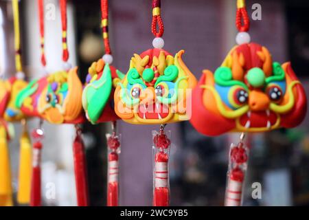 Zoucheng, Chine. 15 janvier 2024. Sun Yandou, artiste de sculpture de pâte, et un enfant pétrissent une série de dragons de sculpture de pâte à Zoucheng, en Chine, le 14 janvier 2024. (Photo Costfoto/NurPhoto) crédit : NurPhoto SRL/Alamy Live News Banque D'Images