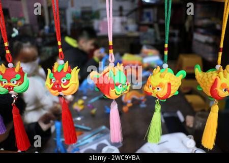 Zoucheng, Chine. 15 janvier 2024. Sun Yandou, artiste figurine de pâte folklorique, pétrisse une série de dragons de figurine de pâte avec des enfants à Zoucheng, en Chine, le 14 janvier 2024. (Photo Costfoto/NurPhoto) crédit : NurPhoto SRL/Alamy Live News Banque D'Images