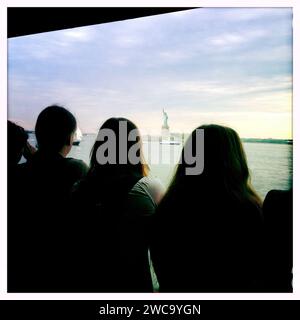 Passagers sur Staten Island Ferry avec Statue of Libery en arrière-plan Banque D'Images